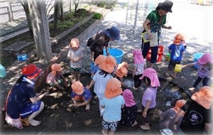 写真：どろんこ遊びの様子