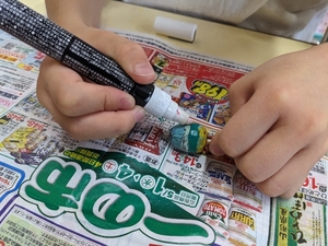 どんぐりに色を塗っている画像