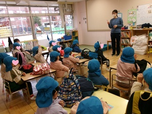 保育者の話を聞いているところ