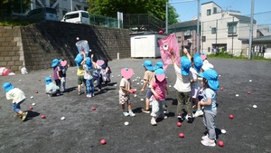 写真：こいのぼり玉入れ