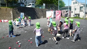 写真：こいのぼり玉入れ