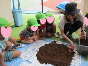 写真：幼虫の世話をしている様子