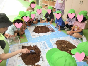 写真：幼虫の世話をしている様子