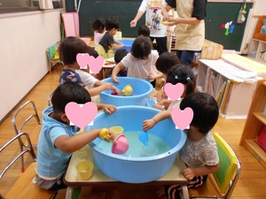 氷で色水遊び