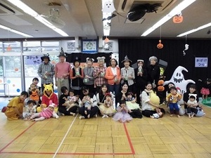 みどりでハロウィン集合写真の様子