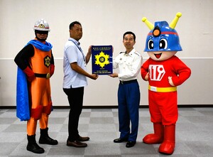 左から、優マークマン、板橋区産業振興課産業支援係・追川係長、板橋消防署・金子消防司令長、キュータ