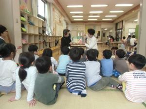 写真:読み聞かせ