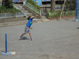写真:ボールを投げている