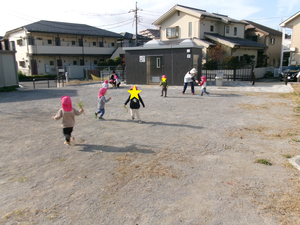 1歳児クラスが公園で走って遊んでいる様子
