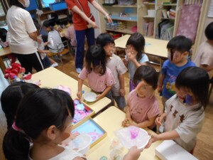 5歳児が3歳児相手にお店屋さんごっこをしています