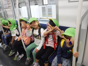 園児が電車に乗って移動