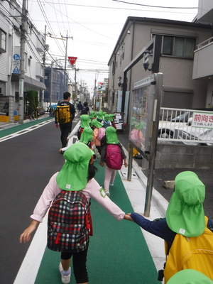 手をつないで駅まで歩く子どもたち
