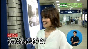 サムネイル:クイズに答えている女性