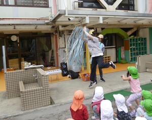 子どもの日集会 職員劇の様子