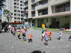 写真:玉入れをする子どもたち