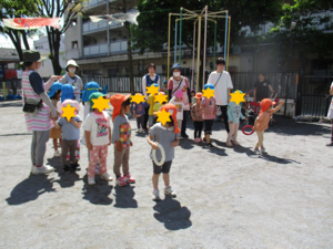 写真:リレーをする子どもたち