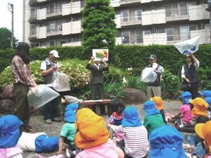 写真2:紙芝居の読み聞かせ