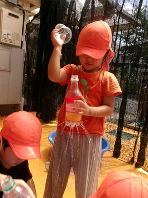水が止まるか試している子ども