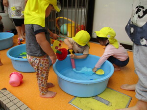 水遊びをしている様子