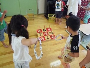 写真2:輪投げ遊びの様子