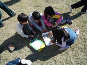 写真1:色探しカード作成の様子