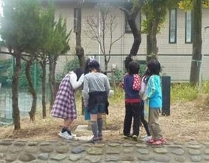 写真1:音に耳を澄ます様子