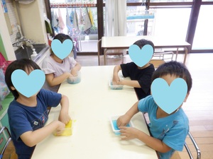 個別の容器に入っているかんてんの感触を楽しんでいる子ども達