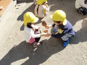 写真2:葉っぱでじゃんけん