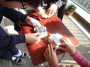 写真1:制作したソーラーカー