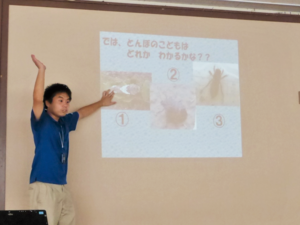 写真1:トンボの子どもクイズの様子