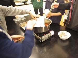 写真1:ハンカチを染液に入れる様子