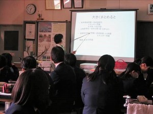 写真1:地球の現状について学習する様子