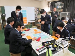 写真2:考えを模造紙にまとめる様子