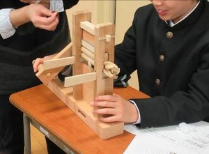 写真2:木綿の種取り体験の様子