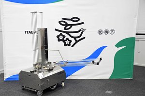 サムネイル：紫外線照射ロボット