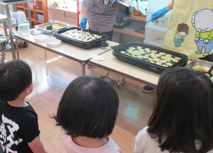 じゃがいもをホットプレートで焼いている様子です