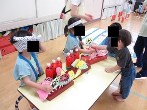 写真:ジュースやアイスを買いに来る子どもたち