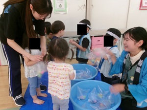 写真:ヨーヨー釣りを楽しむ子どもたち