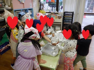 年長組のやきいも屋さんにお芋を買いに来ているところ