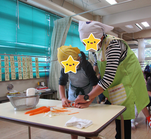 ピーラーを使ってにんじんの皮を向いています