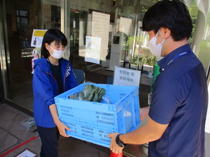 画像：収穫した野菜を運ぶ様子