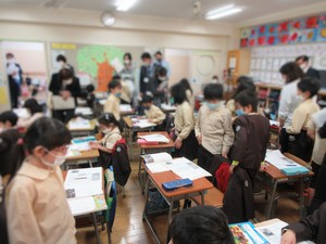 板一小 チーム学習の様子