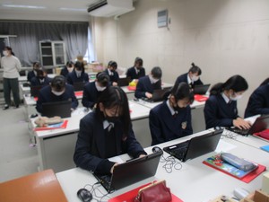 高一中 タイピングのテストの様子