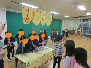 5歳児がホールで焼きいも屋さんをする様子