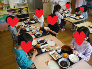 雰囲気を味わい食べている様子