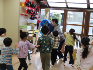 写真：5歳児の豆まきの様子