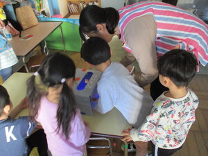 写真：保健指導でブラックライトを覗いている写真