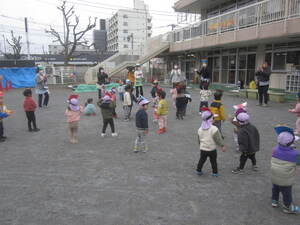 子どもが園庭で体操をしている姿です。