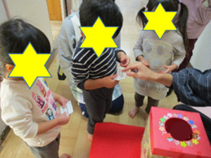 写真：おみくじを引く子どもたち