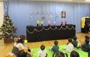 画像：「フィンガーアクション」を見る子どもたち